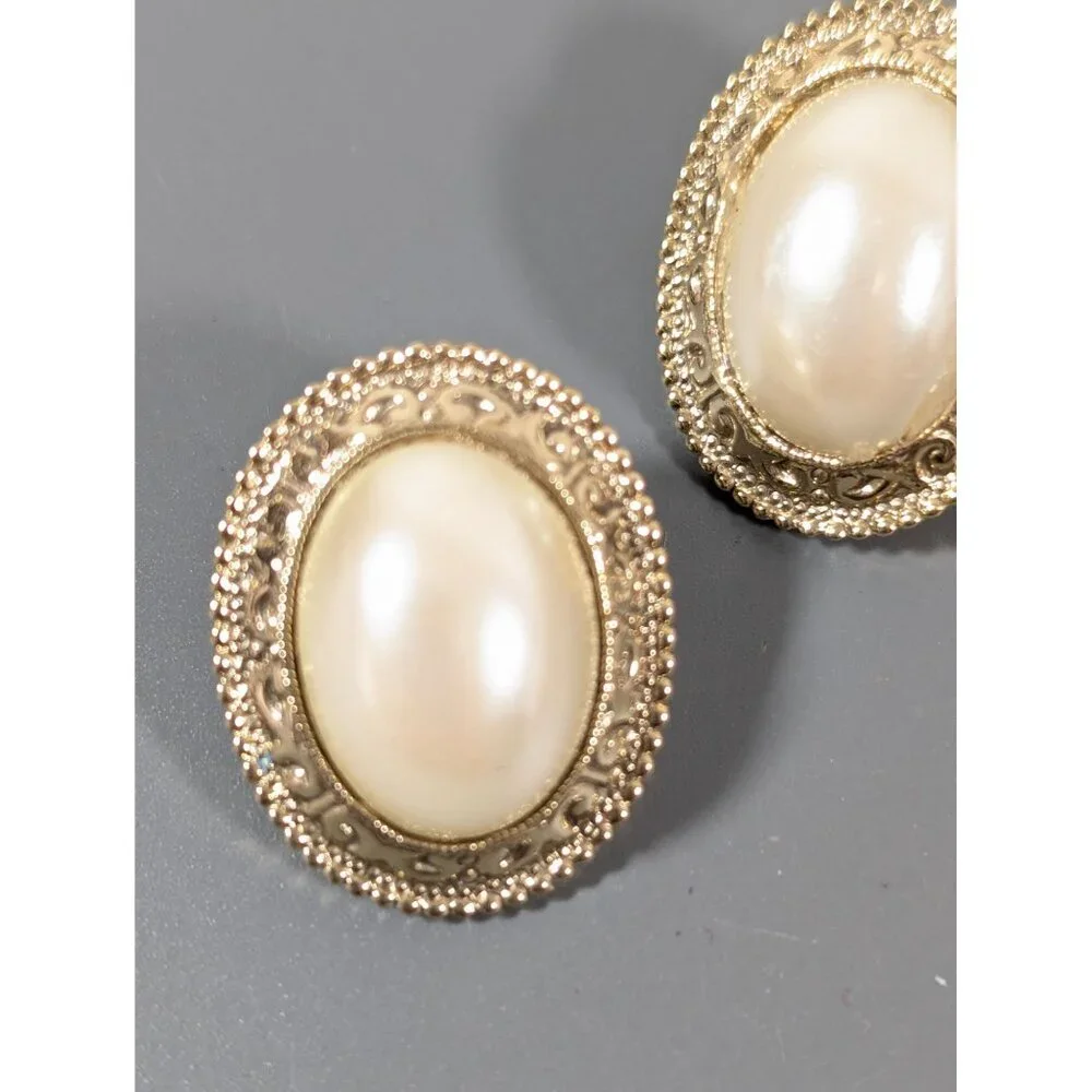 Vintage‎ 1928 Cream Oval Faux Pearl Cabochon Halo Classic Earrings Pierced